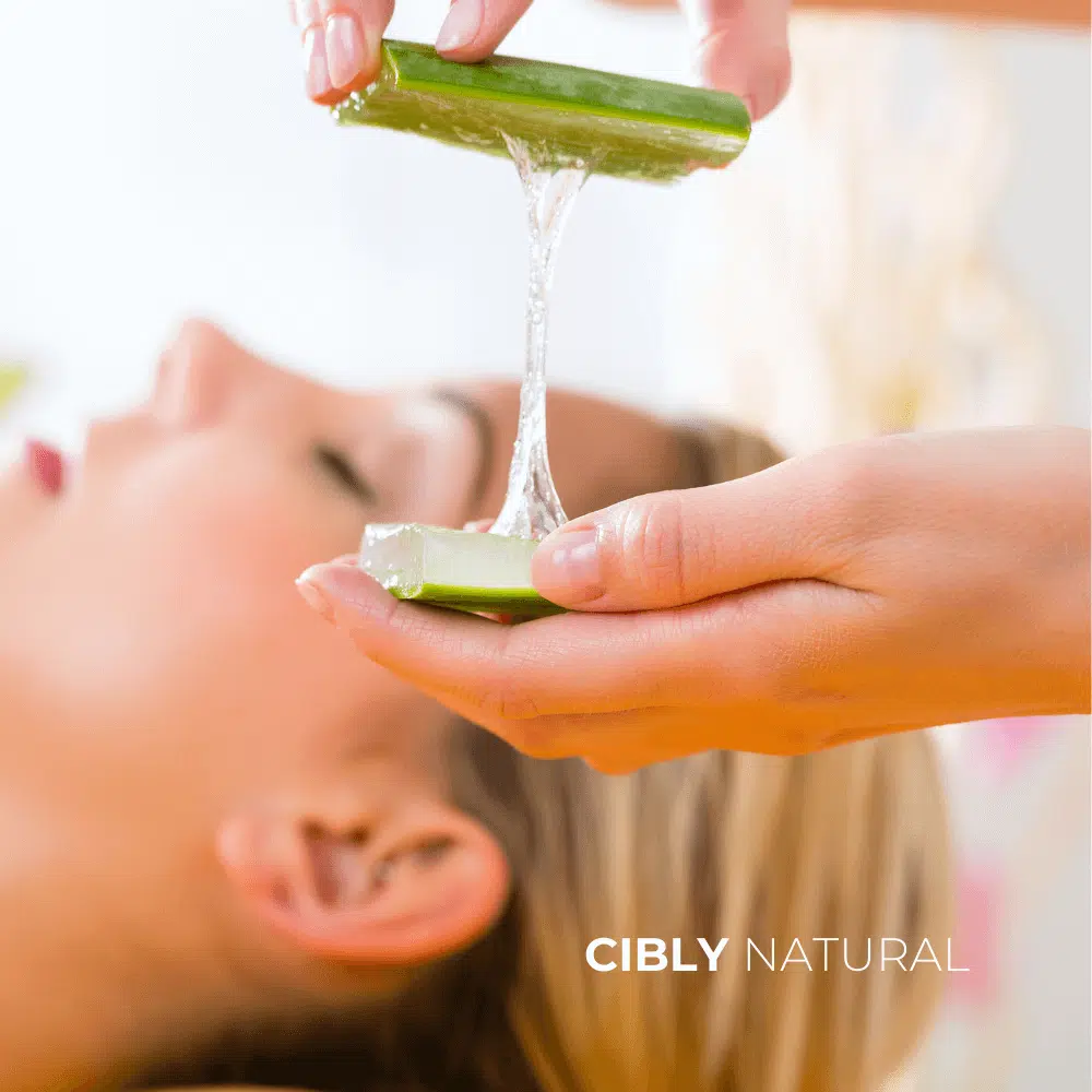Прясно нарязан лист алое вера с прозрачен гел капва върху хидратирана кожа на лице