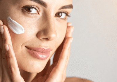 Жена в уютна атмосфера нанася натурален крем на лице – 15-минутен self-care ритуал за 8 март