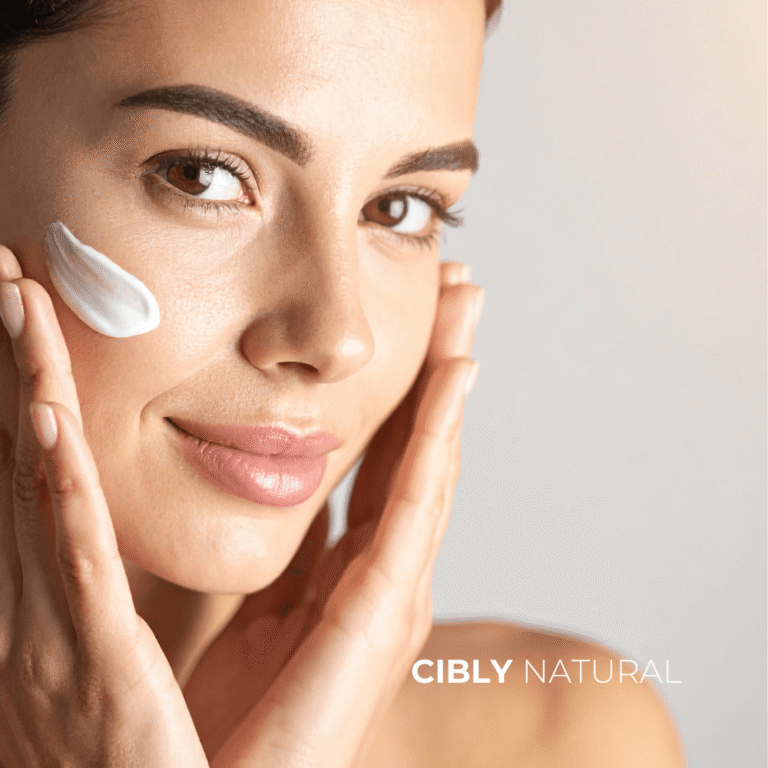 Жена в уютна атмосфера нанася натурален крем на лице – 15-минутен self-care ритуал за 8 март