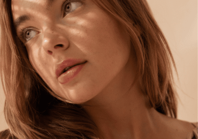 Микроскопски изглед на кожния микробиом – милиарди микроорганизми върху здрава кожа