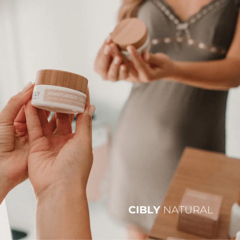 Дневен и нощен крем поставени един до друг – сравнение на текстури и разлика в употребата