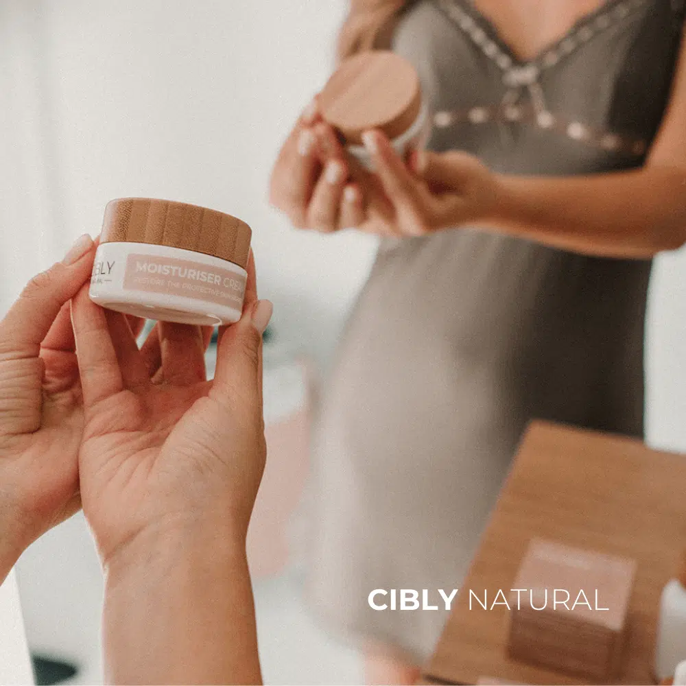 Дневен и нощен крем поставени един до друг – сравнение на текстури и разлика в употребата