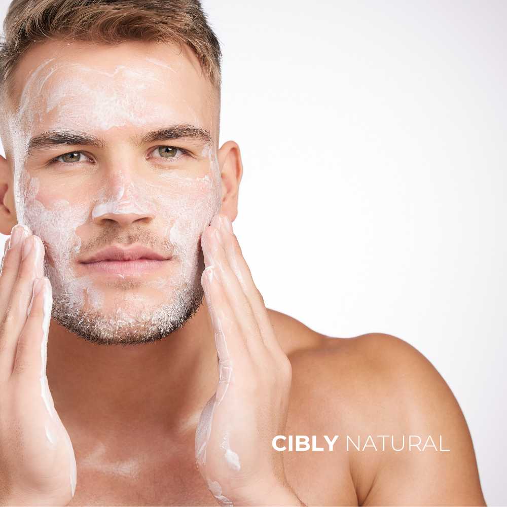 Мъж с чиста, хидратирана кожа и минималистична рутина от три продукта козметика за мъже на рафта