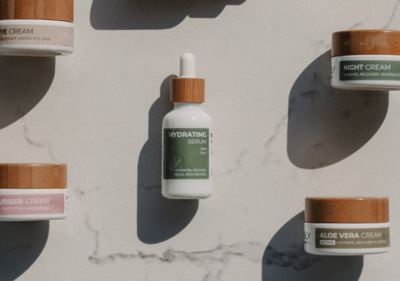 Визуален гайд за правилен ред на нанасяне на козметика – от серум към крем към SPF