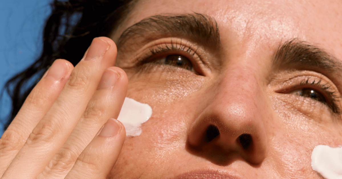 Широкоспектърна UVA/UVB защита с SPF30 като последната стъпка преди деня.